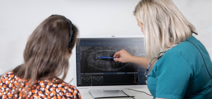 Hammasimplantti on leukaluuhun istutettu keinojuuri