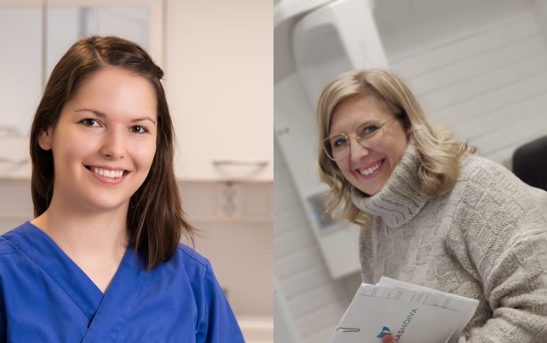 Kaksi naista hymyilee suoraan kameralle. Vasemmanpuoleisella on sininen suuhygienistin työasu, oikealla puolella istuva nainen on pöydän takana ja hänellä on päällään vaalea korkeakauluksinen neule.