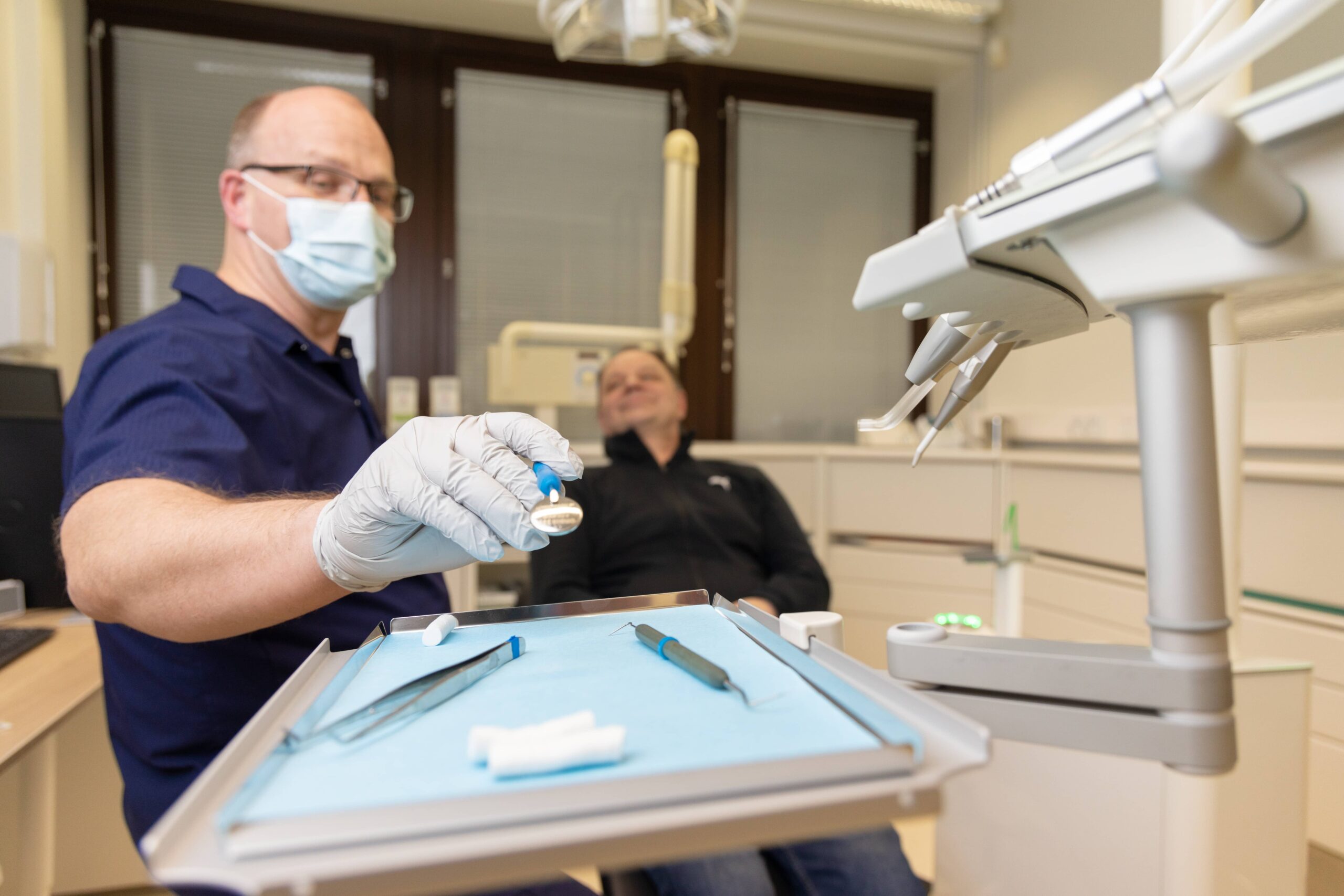 Hammaslääkäri Juha Kirjala työssään vastaanotolla.