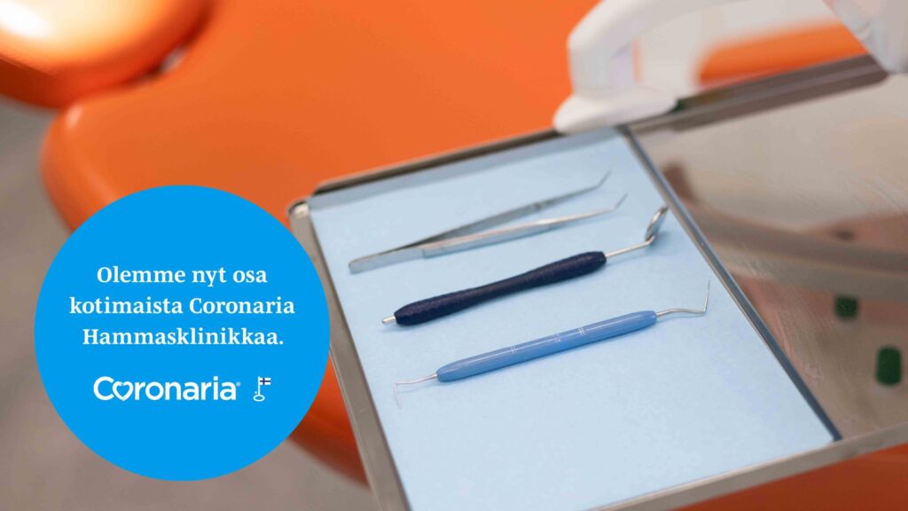Hammasinstrumentteja oranssilla tuolilla. Päällä logo, jossa lukee: Olemme osa kotimaista Coronaria Hammasklinikkaa.